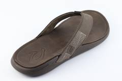 Heren Slippers  Olukai Tuahine 10465.Dk.Wood. Direct leverbaar uit de webshop van Reese Schoenmode.