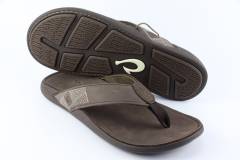 Heren Slippers  Olukai Tuahine 10465.Dk.Wood. Direct leverbaar uit de webshop van Reese Schoenmode.