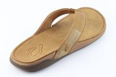 Heren Slippers  Olukai Tuahine 10465.Toffee. Direct leverbaar uit de webshop van Reese Schoenmode.