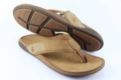 Heren Slippers  Olukai Tuahine 10465.Toffee. Direct leverbaar uit de webshop van Reese Schoenmode.