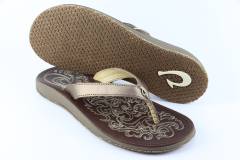 Dames  Slippers Olukai Paniolo 20129.Bronze/Dk Java. Direct leverbaar uit de webshop van Reese Schoenmode.